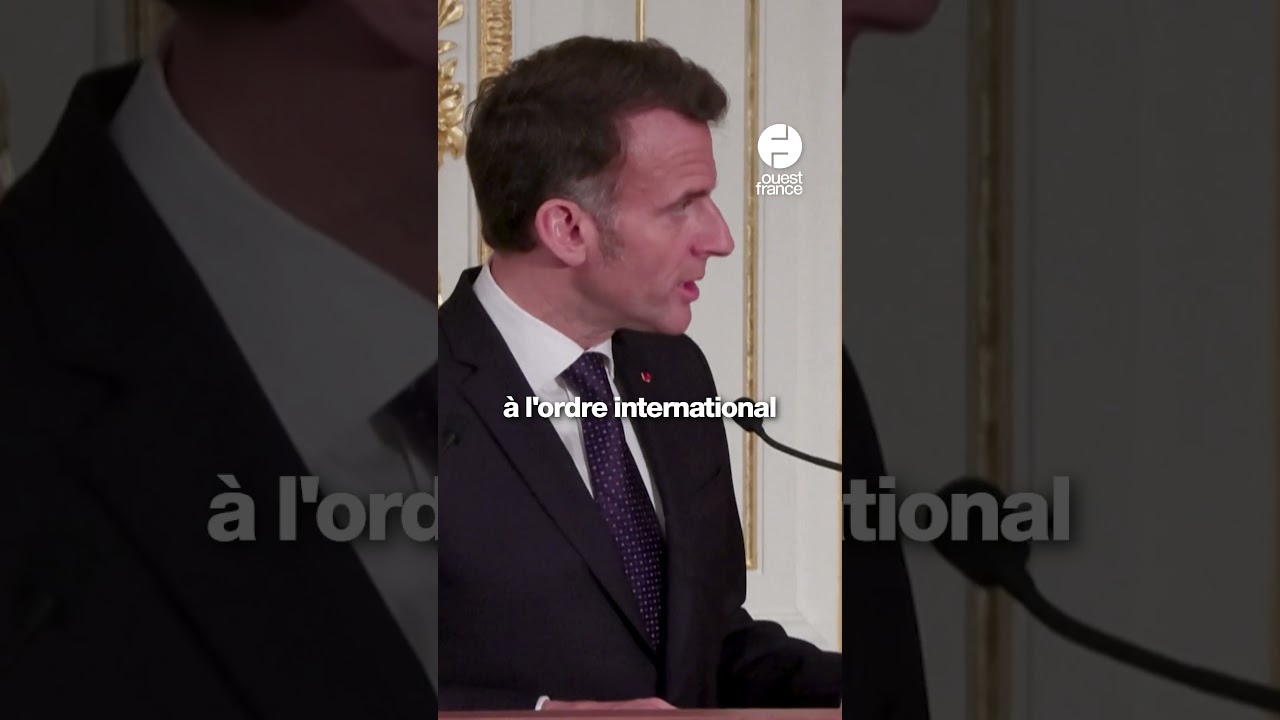 Un Kamé Hamé Ha du manga Dragon Ball, entre le président français et la Première ministre du Japon